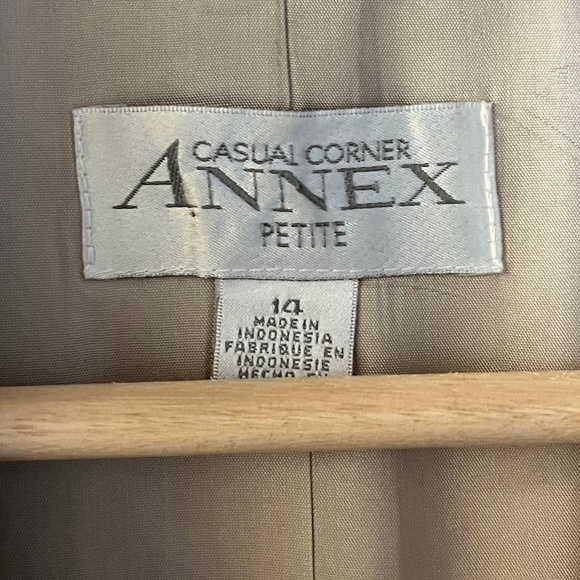 Linen Blazer - Picture 2 of 4